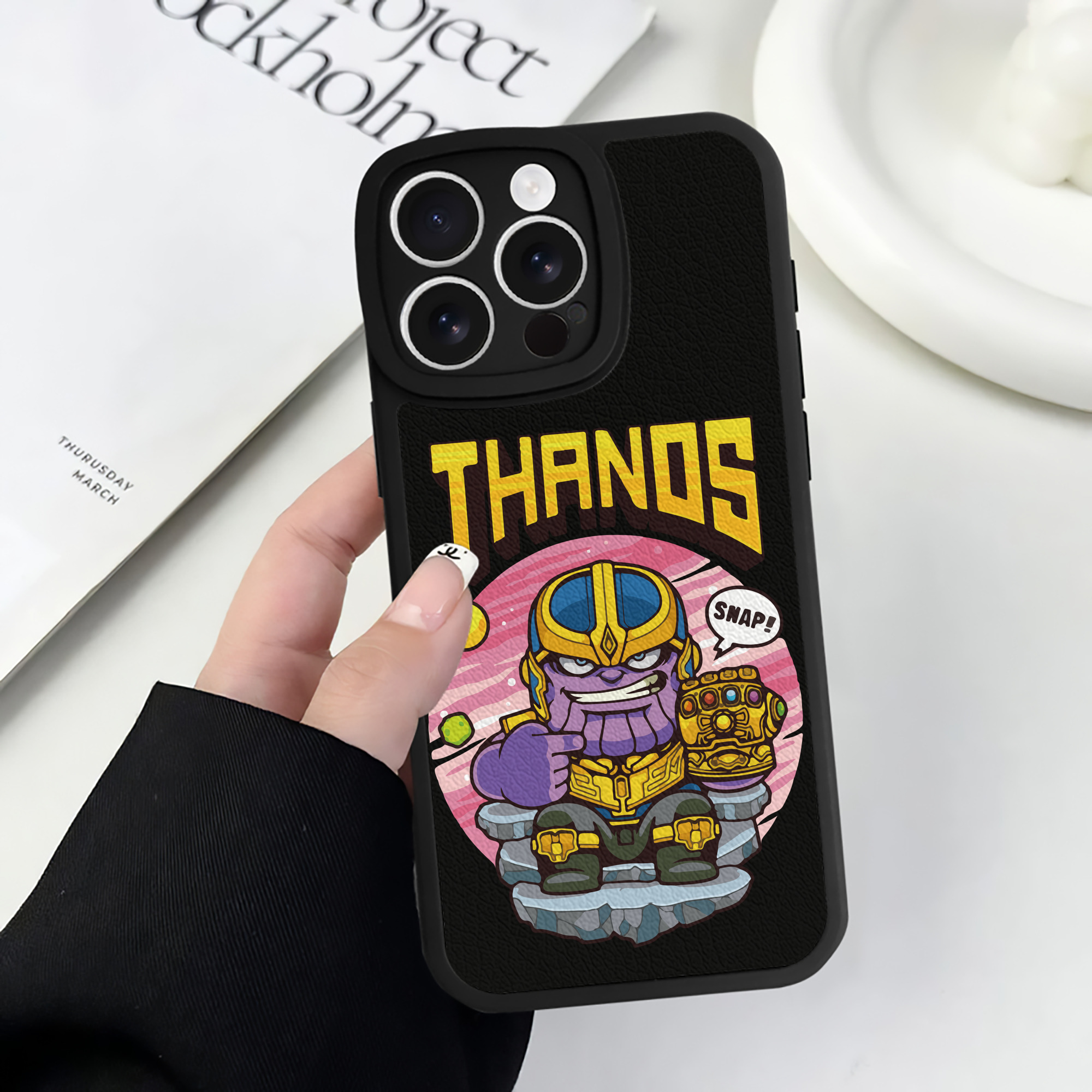 （画像用） アベンジャーズ The Avengers 【iPhone 16シリーズ対応】シリコンスマホケース（レザー調） 材質：シリコン
